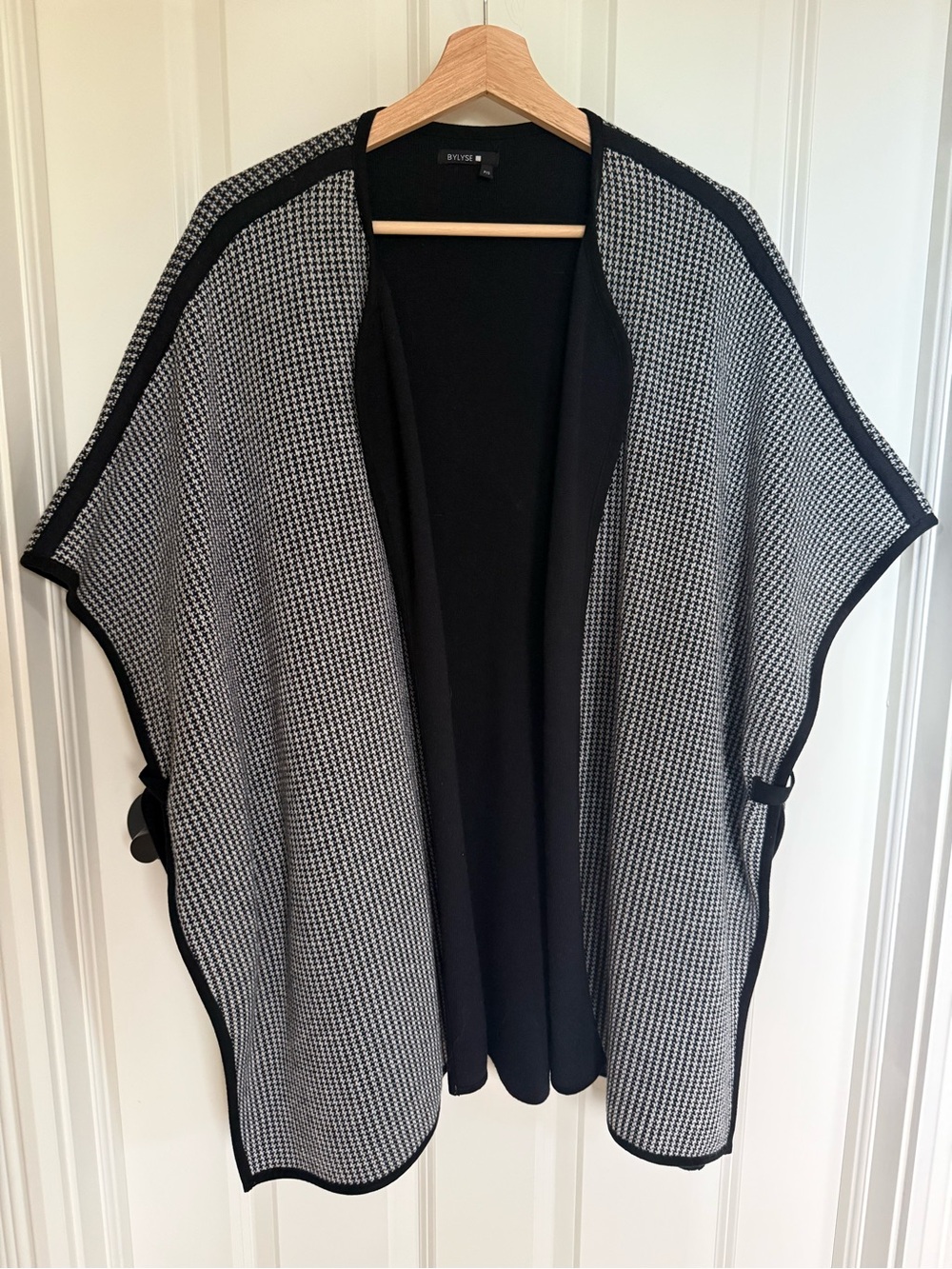 Bylyse Houndstooth Knit Cape Poncho Black White S